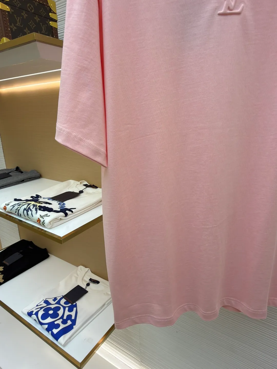 LOUISVUITTON embossed small label T-shirt ●Authentic product: purchased and developed by 6311 ●Item number: 1682337-A00 ●Fabric: pure cotton fabric ●Technology: embossed production ●Version: fitted version ●Weight: about 315 grams ●Size: XS-S-M-L ●Description: Fabric is 40S/2 Double-strand smooth cotton plain weave, dust-free wool processing; matching 40s single-strand combed cotton, 280g cylindrical machine rib. The front panel is stamped and filled. After low-temperature stamping with a steel stamp, the inside is filled with foam cotton. The bottom surface is directly sealed with low-temperature hot melt glue at 80 degrees Celsius. The integrated machine operation makes the relief pattern three-dimensional and full and stylish. High-quality products require natural and beautiful products. The overall wiring is straight and delicate, the fabric is comfortable and soft, and the color is consistent without color difference. It can be matched with the same style to create a fashionable look and control various occasions. Customized accessories, complete with three standards, same style for men and women!